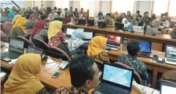  ?? ARIS IMAM/JAWA POS ?? EFEKTIF DAN EFISIEN: Para bendahara dan Kaur keuangan pemerintah desa se-Kabupaten Gresik mengikuti pelatihan sistem pengawasan keuangan di kantor pemkab.