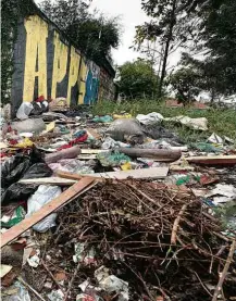  ?? Robson Ventura/Folhapress ?? Lixo jogado em calçada do bairro Rio Bonito (zona sul de SP)