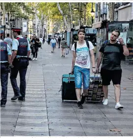  ??  ?? Auf den Ramblas kehrt der touristisc­he Alltag nur langsam zuück