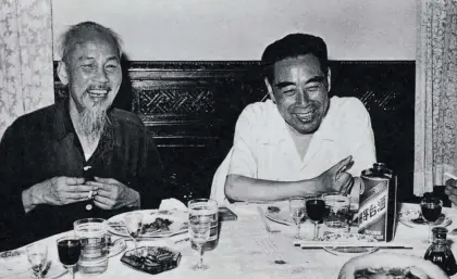  ??  ?? Premier Zhou Enlai drinking Maotai with President Ho Chi Minh on a visit to Vietnam