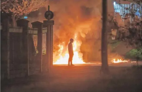  ?? AFP ?? Un joven observa un incendio provocado cerca de la ciudad de Belfast