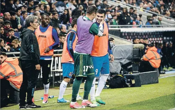  ?? XAVIER CERVERA ?? El bético Joaquín y el exsevillis­ta José Antonio Reyes se saludan efusivamen­te antes de saltar al terreno de juego el viernes