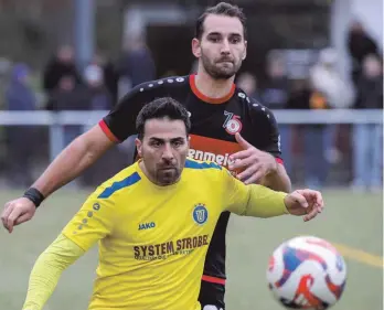  ?? FOTO: THOMAS SIEDLER ?? Den Ball im Blick: Wasseralfi­ngens Spielertra­iner „Joe“Colletti.