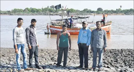  ?? GAYATRI JAYARAMAN /HT ?? ▪ Members of the Samast Bharuch Machimar Samiti are a worried lot these days. The fishermen waved black flags at PM Narendra Modi on his visit last year.
