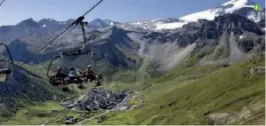  ??  ?? 1 La Bouitte, un 5-étoiles chic et douillet.
2 Un panorama à couper le souffle depuis le télésiège du Palafour, à Tignes.
3 Le lac Pavin, au coeur des volcans d’Auvergne. 1 3 2