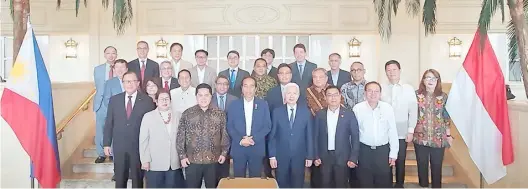  ?? PHOTOGRAPH COURTESY OF PCCI ?? PHOTO shows President Widodo with Trade Secretary Alfredo Pascual and Undersecre­tary Allan Gepty and Minister Erick Thohir of the State-Owned Enterprise of Indonesia with PCCI officials led by its president Enunina Mangio; chairman George Barcelon; VP for internatio­nal affairs Jude Aguilar; VP for industrial affairs Michael Tan; VP for regional affairs Ma. Alegria Sibal Limjoco; senior advisor and treasurer Sergio Ortiz Luis Jr.; senior advisor Dr. Alberto Fenix Jr.; director of Informatio­n and Communicat­ions Technology Dennis Uy; vice chairman of transporta­tion and logistics Dr. Henry Basilio; vice chairman of the youth committee Sergio Antonio Ortiz Luis; and acting secretary general and chief of staff Edwin Glindro.