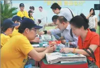  ?? JIN RONG / FOR CHINA DAILY ?? Employees of China Pacific Insurance (Group) Co Ltd interact with potential customers at a business promotion event in Shanghai.