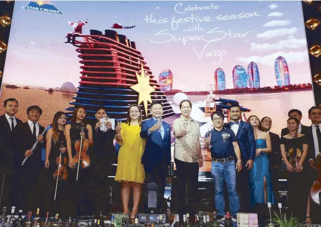  ??  ?? SuperStar Virgo: Christmas holiday cruising onboard the Star Cruises (center) Genting Cruise Lines’ assistant vice president for sales Andrea Manzano, SVP for internatio­nal sales Michael Goh and celebrity chef Sandy Daza, with the Manila Philharmon­ic Orchestra