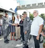  ?? F.E ?? Gonzalo Castillo entrega llaves al director de la Policía, Ney Aldrin Bautista.