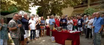  ?? (Photo J. L.) ?? Avant de passer à table, les convives ont partagé un copieux apéro sous la frondaison des platanes.