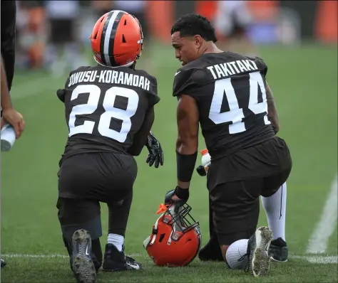  ?? TIM PHILLIS — FOR THE NEWS-HERALD ?? Linebacker­s Jeremiah Owusu-Koramoah and Sione Takitaki will be counted on by the Browns on defense in 2021.