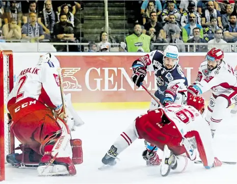  ?? Foto: Anna Vavríková, MAFRA ?? Také čtvrtý finálový zápas skončil po třech třetinách, vítězstvím 5:2 se brněnská Kometa utrhla v sérii do náskoku 3:1. Další pokračován­í souboje s Oceláři je na programu v neděli v Třinci.