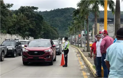  ??  ?? PREVENCIÓN. Mientras se hizo a revisión técnica, agentes de Tránsito vigilaban que los carros circulan dentro del rango permitido.