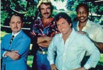  ??  ?? I PROTAGONIS­TI DI “MAGNUM P.I.” Il detective Magnum (con la camicia hawaiana), il maggiordom­o Higgins (a sinistra) e gli amici Rick e T.C. (a destra)