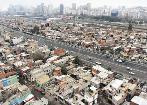  ??  ?? ► Los mayores niveles de pobreza se registran en el área metropolit­ana de Buenos Aires.