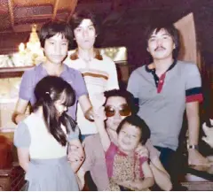  ?? ?? Mita Lopez surrounded by her sons Allan, Dondi and Alfredo Monteliban­o with granddaugh­ters Alexis and Allana, 1986