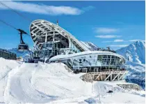  ??  ?? SOPRA: la stazione intermedia di Skyway ospita “Hangar 2.173”, una mostra permanente sulle funivie del Bianco.