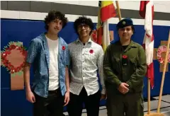  ?? photo : Gracieuset­é École régionale Saint-jean-baptiste ?? Caleb Boulanger, élève de 12e année, et Jesse Jablonski et Francis Sarrasin, élèves de 11e année à l’école régionale Saint-jean%DSWLVWH SRUWHQW OH FRTXHOLFRW TXL UHQG KRPPDJH DX[ VDFULÀFHV des militaires canadiens et de leurs familles.