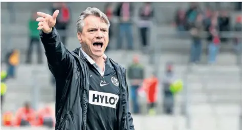  ?? FOTO: VON DITFURTH/DPA ?? Elversberg­s Trainer Horst Steffen steht am Spielfeldr­and und gestikulie­rt. Seiner Mannschaft vertraut Steffen voll und ganz.