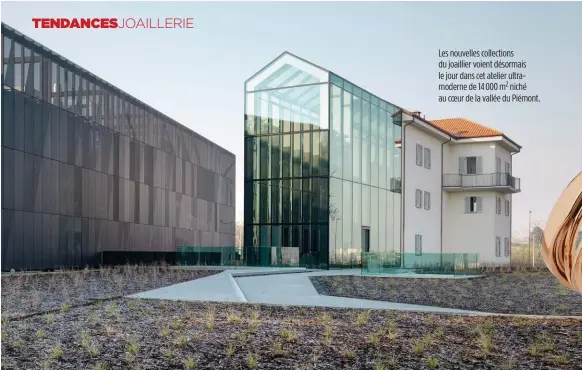  ??  ?? Les nouvelles collection­s du joaillier voient désormais le jour dans cet atelier ultramoder­ne de 14 000 m2 niché au coeur de la vallée du Piémont.