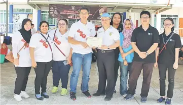  ??  ?? Dr Toh (fifth right) and his MedFest team.