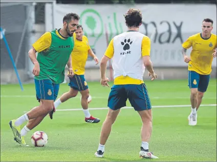  ?? FOTO: RCDE ?? Borja Iglesias, en el entrenamie­nto de ayer El ‘Panda’ asegura estar preparado para el debut liguero en Vigo, un pulso especial para él