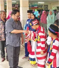  ??  ?? (Gambar atas) RAHIM disambut mesra oleh anak-anak merdeka sambil diiringi oleh Oyot.