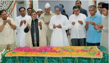  ??  ?? Former Prime Minister Manmohan Singh and former President Fakhruddin Ali Ahmed’s sons, Dr Pervez Ahmed and Justice Badar Durrez Ahmed, offer prayers at his mazar on his 39th death anniversar­y in New Delhi on Thursday.