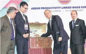  ?? Gambar Bernama ?? SIMBOLIK: Richard Riot (dua kanan) merasmikan Asean Productivi­ty-Linked Wage Conference di ibu negara semalam.