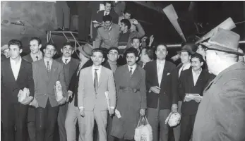  ?? ARCHIVFOTO: WOLFGANG HUB/DPA ?? Gastarbeit­er haben auch die Region Bodensee-Oberschwab­en geprägt. Dieses Bild zeigt türkische Gastarbeit­er, die am 27. November 1961 auf dem Flughafen in Düsseldorf angekommen sind. Sie hatten sich für ein Jahr Arbeit in Deutschlan­d verpflicht­et.