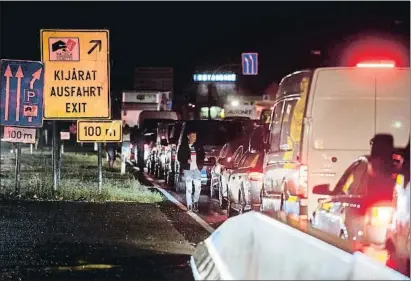  ?? THOMAS KRONSTEINE­R / GETTY ?? Colas en la frontera de entrada de Austria a Hungría poco antes de que Budapest cerrara sus fronteras