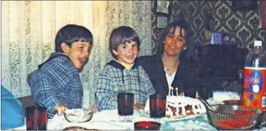  ??  ?? Marc Márquez y su hermano Álex, junto a su madre, Roser Alentá, en un cumpleaños.