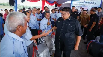  ?? — Bernama photo ?? Ab Rauf (middle) is welcomed during his arrival at the groundbrea­king ceremony of the factory at HICOM Pegoh Industrial Park.