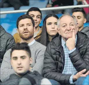  ?? FOTO: UNCITI ?? Xabi Alonso junto a su padre Periko viendo al Sanse esta temporada en Zubieta