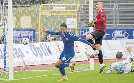  ?? BILD: Martin Remmers ?? Das erste Tor des Nachbarsch­aftsduells: VfB-Angreifer Ayodele Adetula dreht nach seinem 1:0 in der 40. Minute jubelnd ab, während SSV Keeper Felix Bohe (rotes Trikot) und Konstantin Engel frustriert sind.