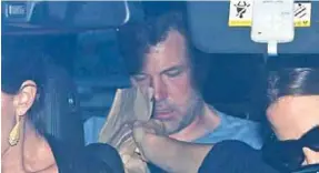  ??  ?? PROBLEMA. Affleck mientras se dirigía a la clínica, acompañado por su esposa.