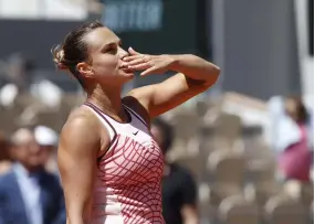  ?? Michael Baucher / PANORAMIC ?? Aryna Sabalenka qualifiée pour les 8es de finale du tournoi de RolandGarr­os.