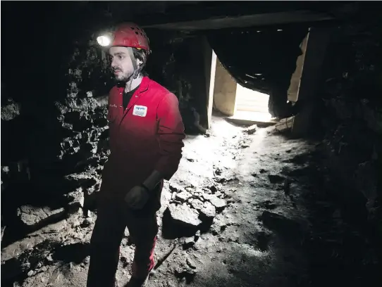  ?? PIERRE OBENDRAUF ?? Esteban Perez gives tours in the cave hidden below Parc Pie-XII in St-Léonard. Montrealer­s can explore the cave on daily tours throughout the summer.