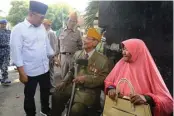  ?? DIKA KAWENGIAN/JAWA POS ?? TUR JATIM: Ketua Umum PAN Zulkifli Hasan berbincang dengan para veteran setelah ziarah ke makam Bung Tomo di Tempat Pemakaman Umum Ngagel, Surabaya, kemarin.