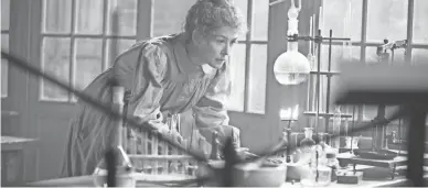  ??  ?? Marie Curie (Rosamund Pike) at work in the lab in a scene from “Radioactiv­e.”