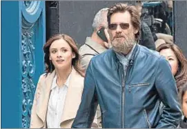  ?? MAXNY / FAMEFLYNET PICTURES / GTRES ?? Cathriona White y Jim Carrey, en mayo en una calle de Nueva York