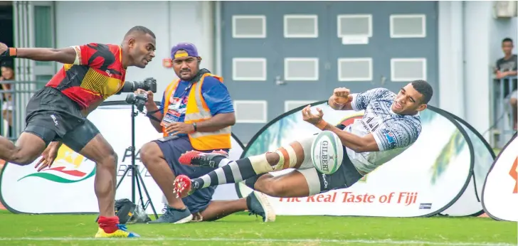  ?? Leon Lord ?? Fijian Shadow captain Meli Derenalagi tries to flick a pass against Fire in the Cup quarterfin­al of the Fiji Bitter Marist 7s tournament at the ANZ Stadium, Suva, on March 27, 2021.Photo: