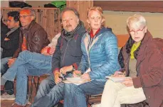  ?? FOTO: MECHTILD KNIELE ?? Erste Absprachen mit allen Mitwirkend­en haben Gudrun Vogel (rechts), Carola Schwelien und Peter Höfermayer mit allen Mitwirkend­en getroffen.