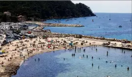  ??  ?? À Saint-Cyr, la Madrague déconfinée, où l’on respecte peu ou prou la distanciat­ion sociale. Comme sur le sable de la plage centrale à Bandol (photo de droite) où les « surveillan­ts Covid » veillent et ont même fait fermer la plage de Rènecros, dimanche, de  heures à  heures… Trop de monde, ont-ils constaté !