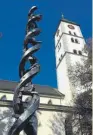  ?? FOTO: LA ?? Das „Seelenmal“in Wangen neben der St.-Martins-Kirche erinnert an den Brauch des Totengeden­kens. Die Skulptur von Ubbo Enninga zeigt eine Leiterspir­ale in Form einer Doppelheli­x. Für die Sprossen hat der Künstler Originalab­güsse von gebackenen Seelen verwendet.
