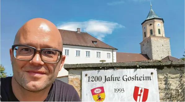  ?? Fotos: Gerstner ?? Greg Gerstner vor dem Gosheimer Schloss. Der 43 jährige Amerikaner betreibt derzeit in der Region Ahnenforsc­hung.