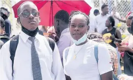  ?? TIFFANY TAYLOR ?? Matthew Samuels and Susanna McKenzie wait in line at the job fair.