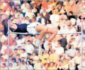  ??  ?? NOVEDAD. Fosbury impuso con triunfo su salto de espalda en la altura.