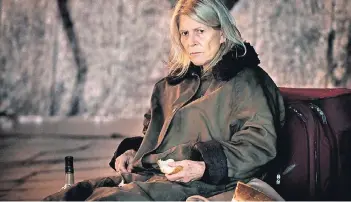  ?? FOTO: DPA ?? Statt in Würde zu altern, ist Hanna Berger (Christiane Hörbiger) ins soziale Abseits gerutscht und haust als Obdachlose zwischen Müll – ohne Hoffnung, dass sich ihre Situation ändern wird.