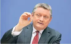  ?? FOTO: DPA ?? Analysiere­n, argumentie­ren, debattiere­n, entscheide­n: Hermann Gröhe (57), seit 1994 im Bundestag, sieht sich als „leidenscha­ftlichen Parlamenta­rier“.
